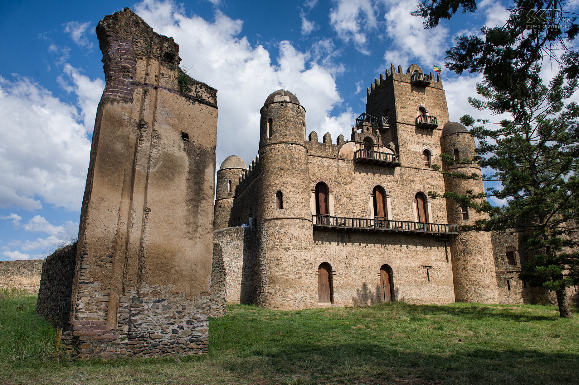 Gondar - Paleis van Fasiladas Gondar is vooral bekend van de imposante stadsmuren, paleizen en baden die de 17e eeuwse keizer Fasiladas voor zichzelf liet bouwen. De 16 kastelen van Fasil Ghebbi staan ook op de UNESCO werelderfgoed lijst en ze liggen midden in het centrum.   Stefan Cruysberghs